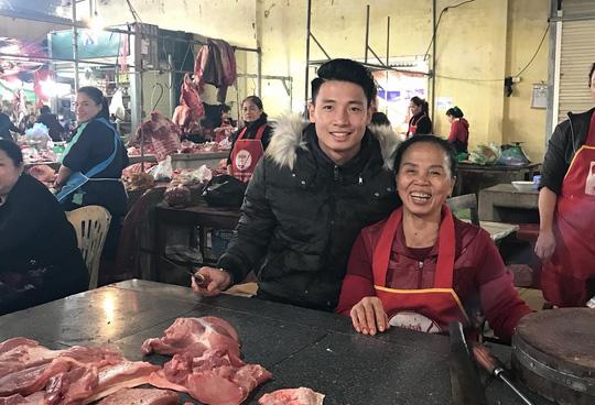 Con là cầu thủ nổi tiếng, người mẹ bị dân mạng phát hiện: đi xe ôm, mặc mãi một áo - 6