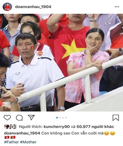 Con là cầu thủ nổi tiếng, người mẹ bị dân mạng phát hiện: đi xe ôm, mặc mãi một áo - 1