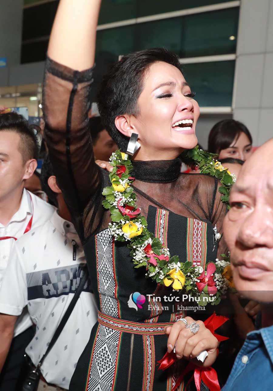 h'hen nie bat khoc tai san bay khi ve nuoc vi thieu vang nguoi dan ong nay - 3