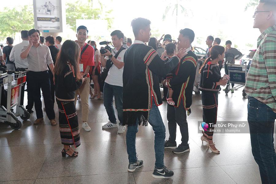 h'hen nie bat khoc tai san bay khi ve nuoc vi thieu vang nguoi dan ong nay - 8