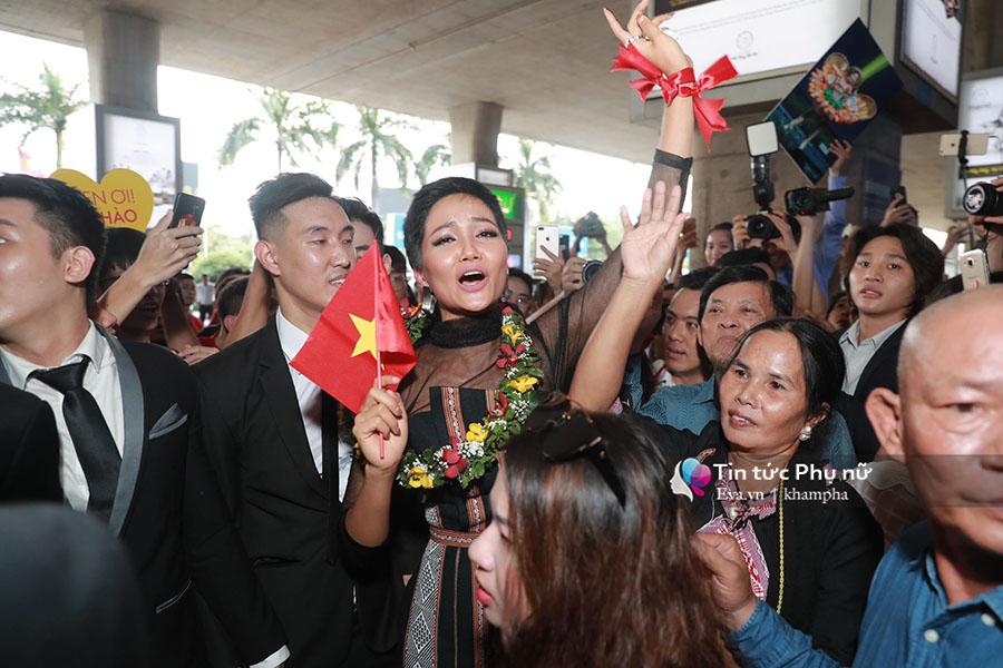 h'hen nie bat khoc tai san bay khi ve nuoc vi thieu vang nguoi dan ong nay - 6