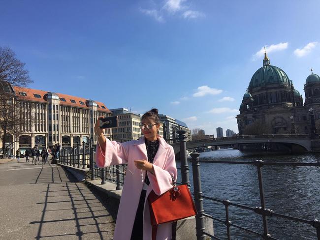 pham huong khoe mat tron xoe, than hinh mum mim giua tin don mang bau - 1