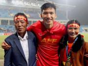 Làm mẹ - Con là cầu thủ nổi tiếng, người mẹ bị dân mạng phát hiện: đi xe ôm, mặc mãi một áo