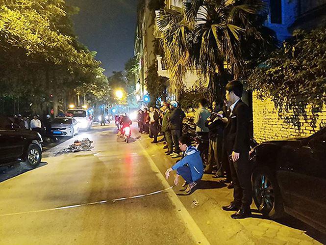 nu tai xe lai lexus dam loat xe may ven ho tay, 3 nguoi bi thuong - 2