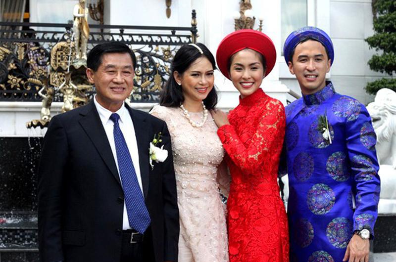 Tăng Thanh Hà là một trong những ngọc nữ hàng đầu của showbiz Việt. Hà Tăng bén duyên và lấy Louis Nguyễn, con trai thứ 2 của gia đình đình giàu có Jonathan Hạnh Nguyễn.
