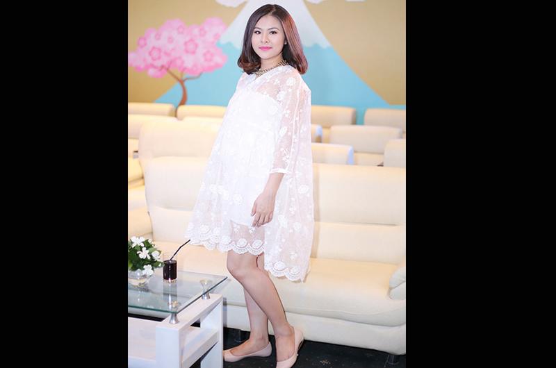 Thời gian đầu mang thai, Vân Trang chia sẻ cô luôn khó chịu vì bị ốm nghén. Chính vì vậy khi có thể ăn uống lại, cô tập trung bổ sung dinh dưỡng nên tăng cân khá nhiều.
