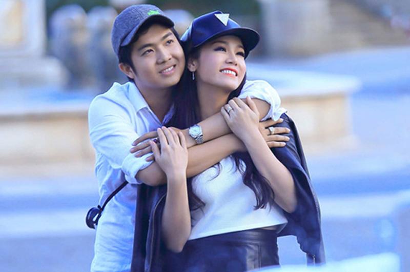 Nhật Kim Anh là một trong những ca sĩ lứa 8X được nhiều người yêu mến vì giọng hát tình cảm và thân hình xinh đẹp, gợi cảm. Cuối năm 2014, nữ ca sĩ 'Lâu đài cát' kết hôn với doanh nhân Bửu Lộc. 
