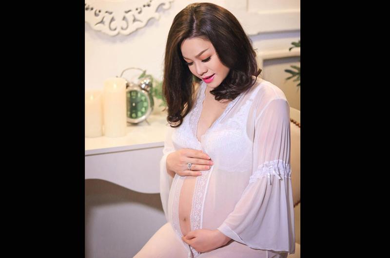 Tháng 5/2015, tin đồn Nhật Kim Anh đang mang thai được lan truyền khắp các mặt báo nhưng mãi gần ngày sinh nở, nữ ca sĩ mới chia sẻ ảnh mang bầu 9 tháng của mình.
