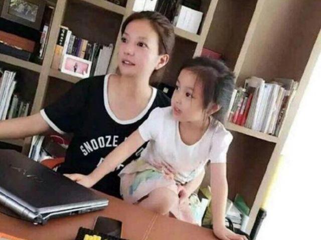 Con gái Lâm Tâm Như mới 2 tuổi, con gái Triệu Vy đã được khen Giỏi từ vạch xuất phát