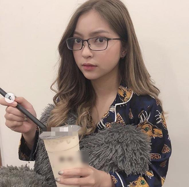 con "up mo" chuyen chia tay quang hai, nhat le lai bi chi trich vi ban hang online qua "lo" - 2