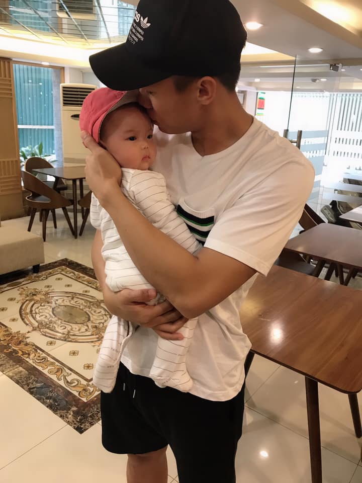 Danh tính em bé amp;#34;quyền lựcamp;#34; được Công Phượng, Xuân Trường tự tay mua bỉm sữa, mẹ bé cực đẹp - 8