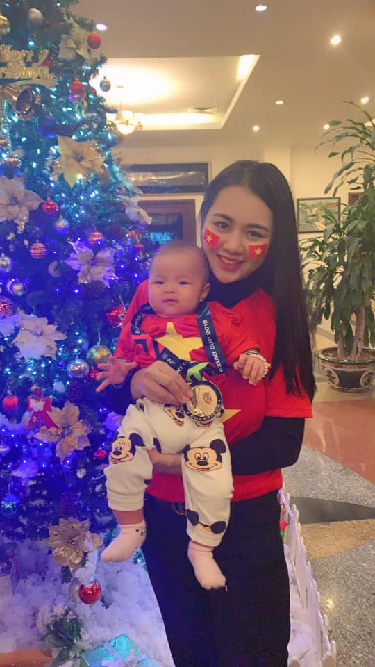 Danh tính em bé amp;#34;quyền lựcamp;#34; được Công Phượng, Xuân Trường tự tay mua bỉm sữa, mẹ bé cực đẹp - 7