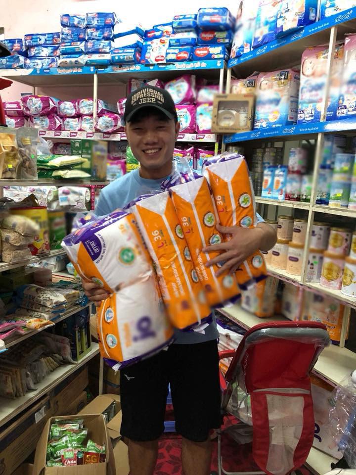 Danh tính em bé amp;#34;quyền lựcamp;#34; được Công Phượng, Xuân Trường tự tay mua bỉm sữa, mẹ bé cực đẹp - 2