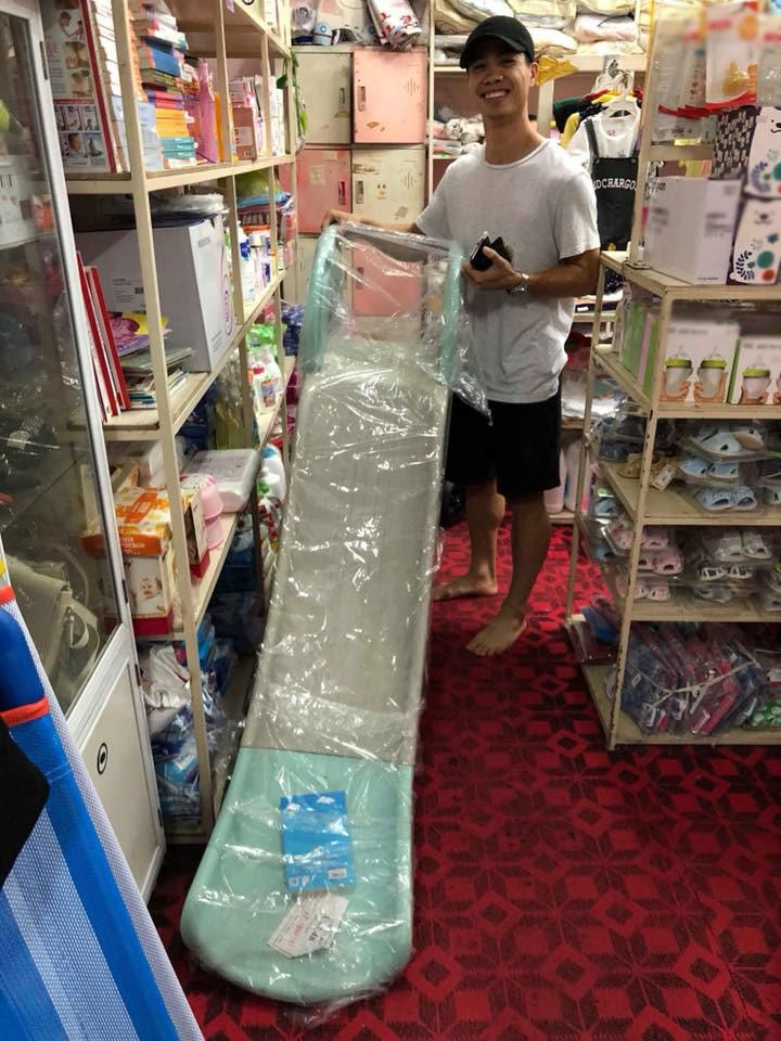 Danh tính em bé amp;#34;quyền lựcamp;#34; được Công Phượng, Xuân Trường tự tay mua bỉm sữa, mẹ bé cực đẹp - 3