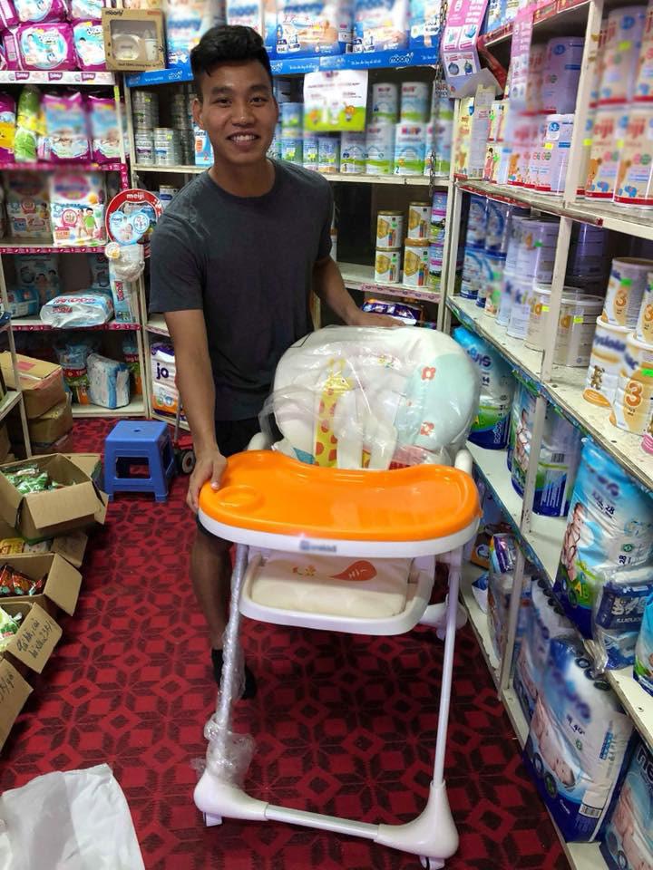 Danh tính em bé amp;#34;quyền lựcamp;#34; được Công Phượng, Xuân Trường tự tay mua bỉm sữa, mẹ bé cực đẹp - 4