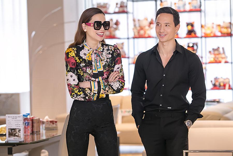 ho ngoc ha "danh dau chu quyen" bang cach dat tay tren dui kim ly - 4