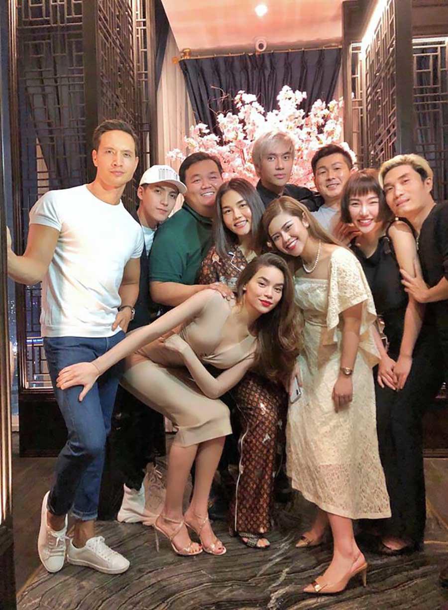 ho ngoc ha "danh dau chu quyen" bang cach dat tay tren dui kim ly - 1