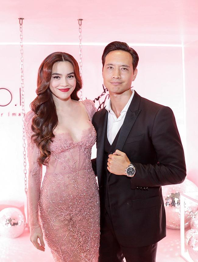 ho ngoc ha "danh dau chu quyen" bang cach dat tay tren dui kim ly - 3