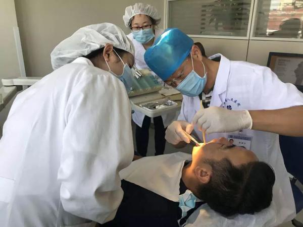 hot hoang khi mieng day mau suot ngay, ly giai cua bs khien nhieu nguoi phai kiem tra lai rang - 1