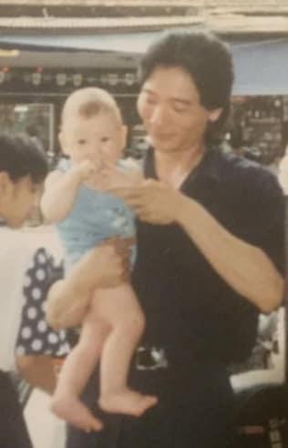 Ít ai ngờ cậu bé da trắng, tóc xoăn này làm nên kỳ tích, được người dân VN cảm phục - 7