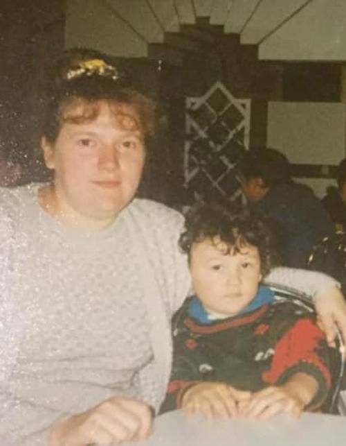 Ít ai ngờ cậu bé da trắng, tóc xoăn này làm nên kỳ tích, được người dân VN cảm phục - 3