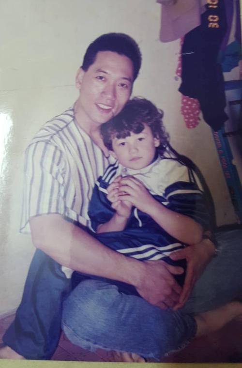 Ít ai ngờ cậu bé da trắng, tóc xoăn này làm nên kỳ tích, được người dân VN cảm phục - 4