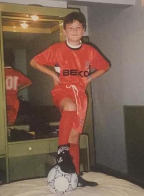 Ít ai ngờ cậu bé da trắng, tóc xoăn này làm nên kỳ tích, được người dân VN cảm phục - 8