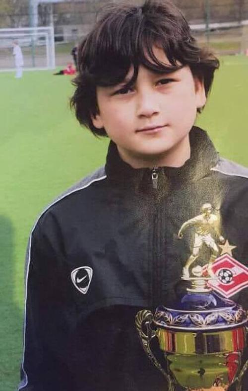 Ít ai ngờ cậu bé da trắng, tóc xoăn này làm nên kỳ tích, được người dân VN cảm phục - 9