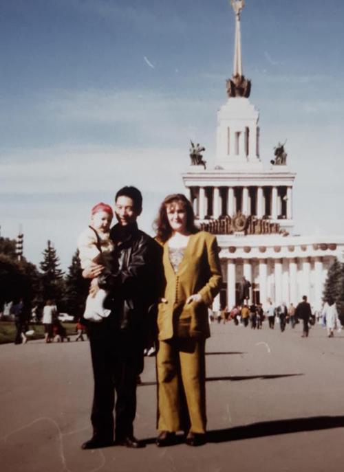 Ít ai ngờ cậu bé da trắng, tóc xoăn này làm nên kỳ tích, được người dân VN cảm phục - 2