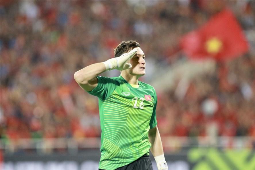 Ít ai ngờ cậu bé da trắng, tóc xoăn này làm nên kỳ tích, được người dân VN cảm phục - 10