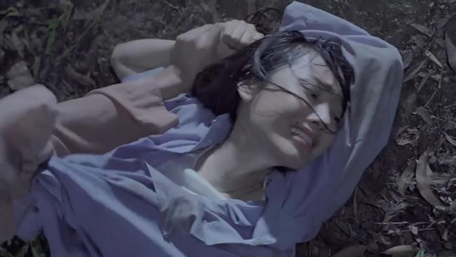 vua tro lai trong phim co trang, ban gai lam vinh hai gay soc vi bi cuong hiep? - 3