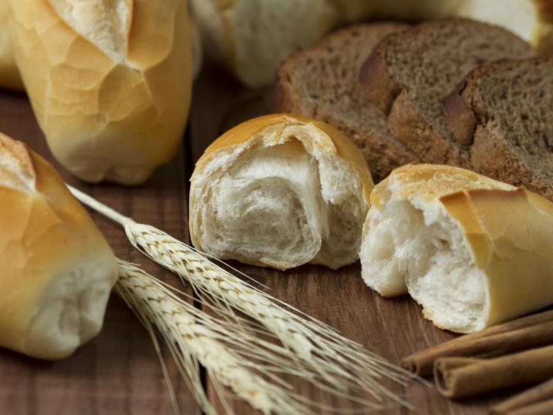 Tốt nhất bạn nên dùng bánh mì có thành phần từ 100% lúa mì. Ngoài ra, bánh mì hỗn hợp từ các loại hạt và bánh mì đậu cũng là lựa chọn tốt. Hãy xem kỹ thành phần trên bao bì để lựa chọn loại bánh mỳ tốt cho sức khỏe của bạn.
