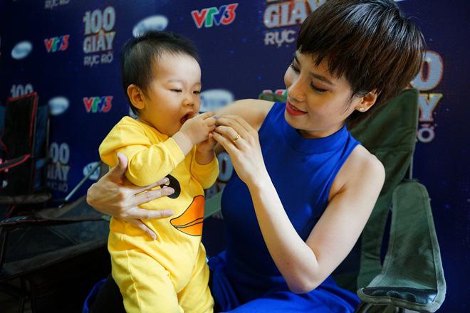 "nu vu cong cao dau vi con" bo hoi tai vi con trai quay khoc trong hau truong - 3