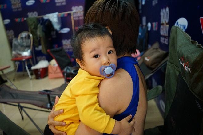 "nu vu cong cao dau vi con" bo hoi tai vi con trai quay khoc trong hau truong - 2