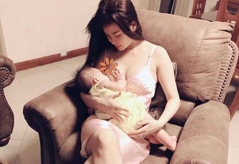 Từ lúc bé Julia ra đời, Diễm Trang nuôi con bằng sữa mẹ hoàn toàn. Lượng sữa dư Trang dành trữ đông cho bé dùng dần sau này. 
