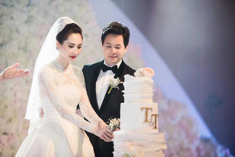 Cách đây hơn 1 năm, lễ cưới của Hoa hậu Đặng Thu Thảo và doanh nhân Trung Tín đã được diễn ra trong sự chúc phúc của gia đình và khán giả. 
