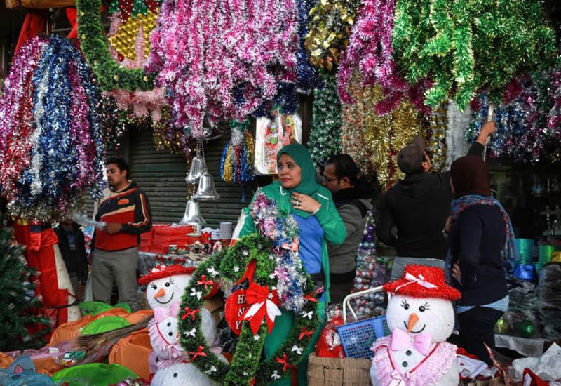 Những đồ vật trang trí Giáng sinh được bày bán la liệt trên những con phố thuộc quận Shubra của thành phố Cairo, Ai Cập.
