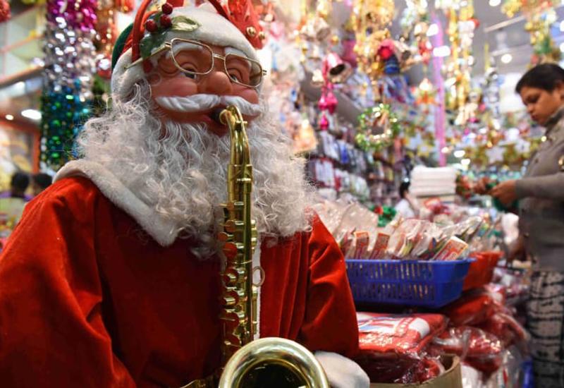 Ông già Noel đồ chơi đang thổi kèn Saxophone được bày bán tại Ấn Độ. Ông già Noel là một trong những hình tượng nhân vật hư cấu nổi tiếng nhất thế giới và là niềm ao ước của hàng triệu trẻ em.
