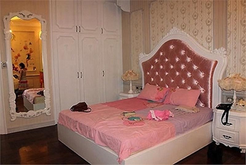 Phòng con gái Trương Ngọc Ánh được tô điểm thêm màu hồng - trắng, dễ thương đúng với giới tính của con.
