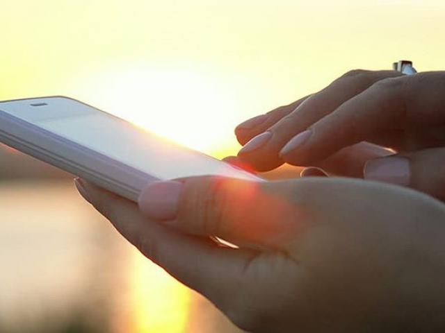 Cô gái 27 tuổi bị thủng võng mạc vì thường xuyên dùng điện thoại trong thời điểm này