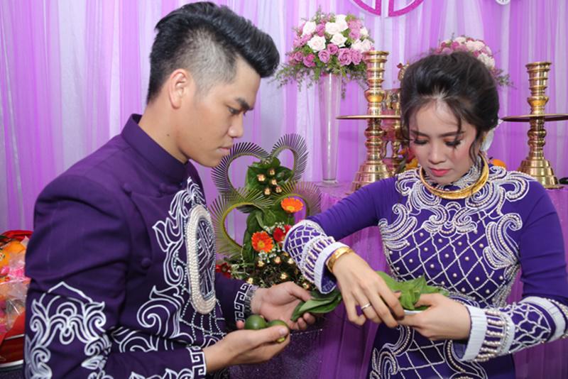 Vào khoảng giữa tháng 8/2017, hình ảnh ngập tràn hạnh phúc về đám cưới của Lê Phương và chồng kém 7 tuổi - Trung Kiên xuất hiện khắp các mặt báo.
