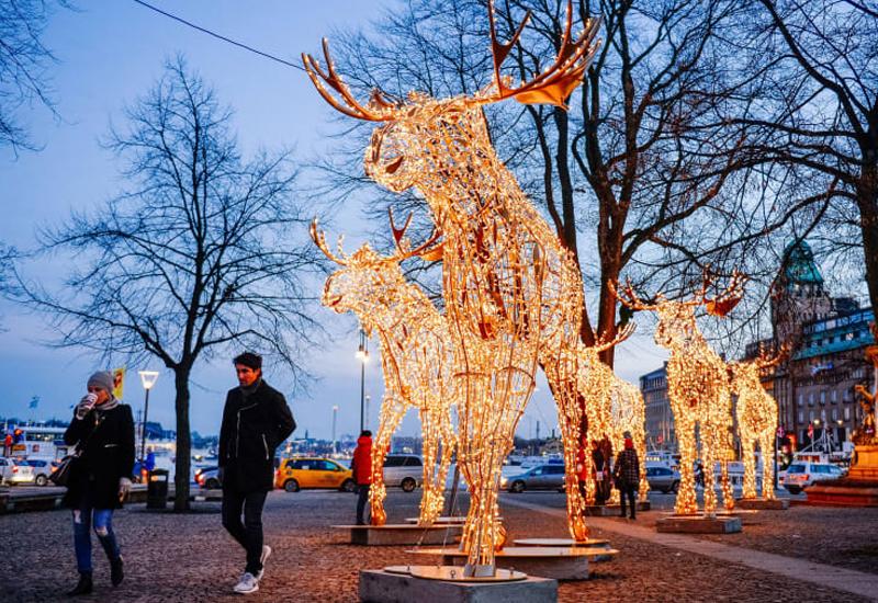 Hai con nai được tạo nên từ hàng nghìn dây đèn ở thủ đô Stockholm của Thụy Điển. Thành phố này trở nên vô cùng lung linh khi hớn 30 con phố, chợ và quảng trường được trang hoàng lộng lẫy, lấp lánh cho mùa Giáng sinh.
