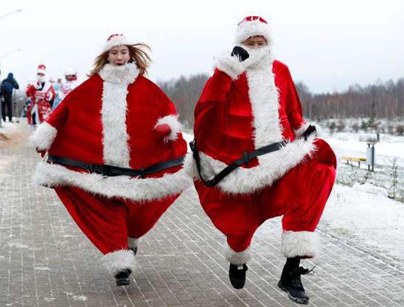 Người dân mặc đồ ông già Noel quá khổ để tham gia giải chạy Santa Run xung quanh một hồ nước ở thủ đô Minsk của Belarus.
