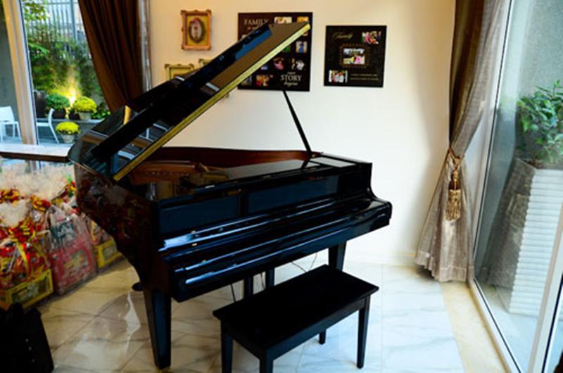 Cây đàn dương cầm là điểm nhấn thú vị của phòng khách, nơi mà cả gia đình thư giãn vào mỗi tối cuối tuần.
