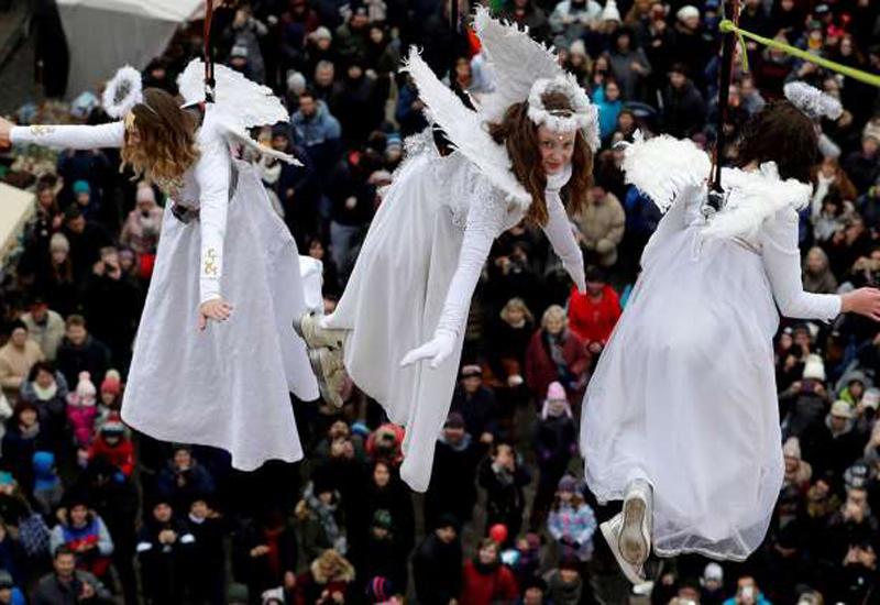 Những "thiên thần" đang bay lượn để chào đón khách du lịch tới thăm khu chợ Giáng sinh ở  thị trấn Úštěk, Cộng hòa Séc.
