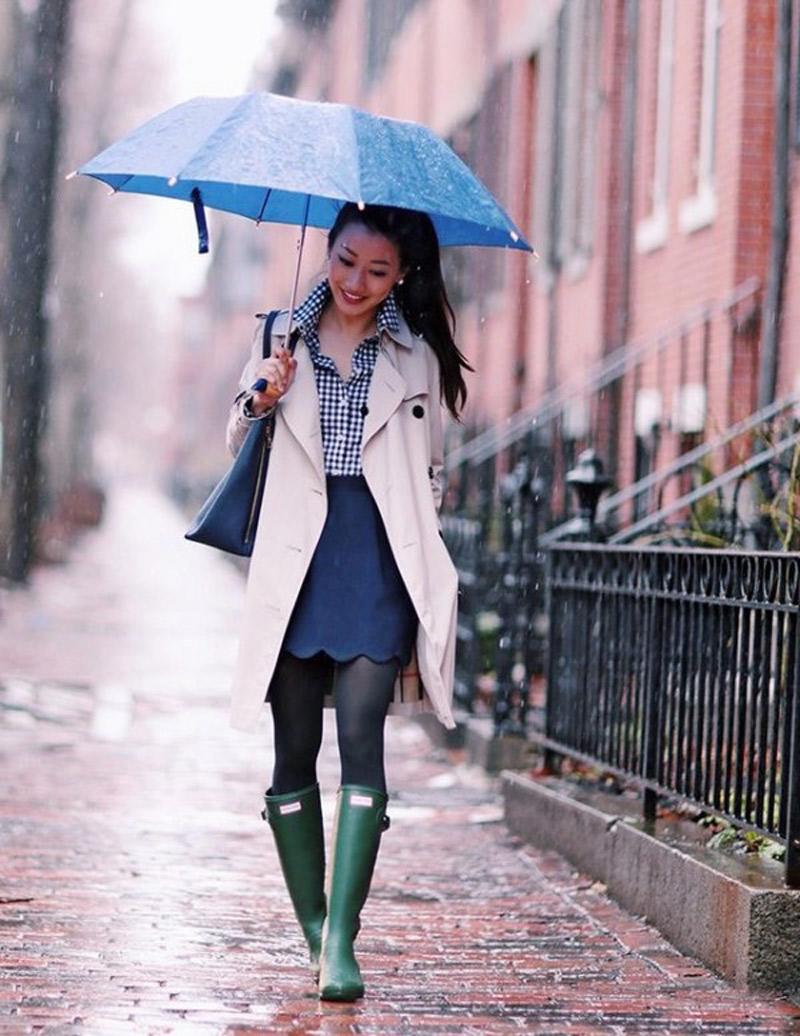 Những đôi boots cao su nhẹ và màu sắc nhã nhặn luôn là vật bất ly thân của những cô nàng đam mê thời trang trong ngày mưa bất chợt như hiện nay. 
