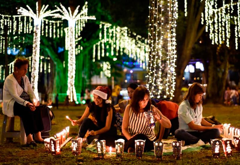 Người dân ở bang California, Mỹ đang thắp nến để cầu nguyện cho những thân người đã khuất. Đây còn được gọi là " Día de las Velitas" (tạm dịch: Ngày của những ngọn nến nhỏ).
