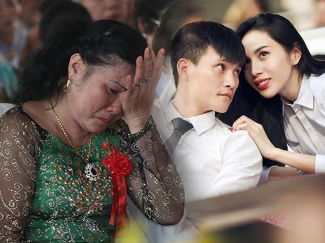 Mẹ chồng khóc, dân làng ầm ầm kéo đến hỏi tin vợ chồng Công Vinh - Thủy Tiên ly hôn