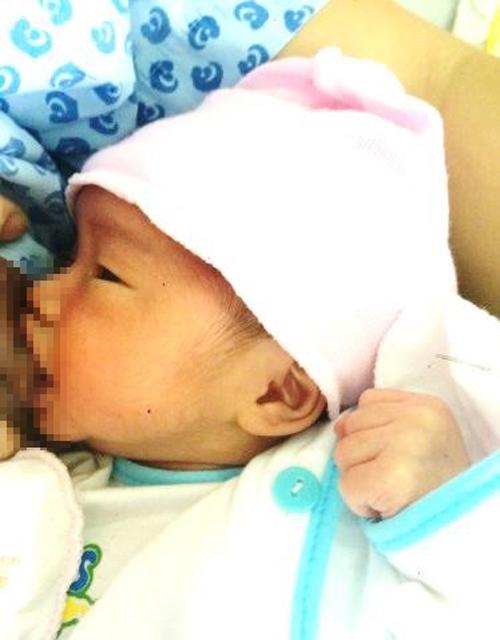 24 tuoi sinh mo con thu 3, me dong nai nuot nuoc mat cat bo tu cung - 1