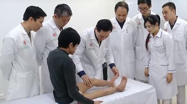 28 năm nuốt nước mắt bị trêu amp;#34;đi giống ếchamp;#34;, chàng trai gặp phép màu sau tai nạn bất ngờ - 4
